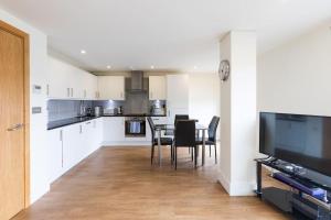 Modern 2 Bed 2 Bath Apartment Hyde Park