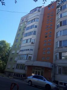 ein vor einem hohen Gebäude geparkt in der Unterkunft Large 2-bedroom apartament in the center in Chişinău
