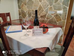 uma garrafa de vinho e um copo sobre uma mesa em Casa Sierra Norte Madrid em Lozoya