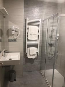 La salle de bains est pourvue d'une douche et d'un lavabo. dans l'établissement Hostel El Paloma, à Santoña
