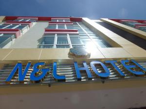 una señal en el lado de un edificio del extremo oeste en N&L HOTEL KUALA TERENGGANU en Kuala Terengganu