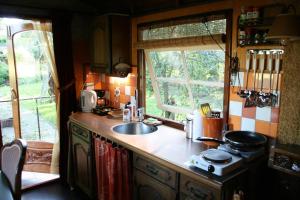 Dapur atau dapur kecil di Vegawagen Psyche, een sprookje in Coevorden