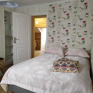 - un lit avec 2 oreillers dans une chambre dans l'établissement SOL'ANGE Maison d'Hotes, à Clamart