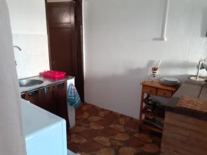 eine Küche mit einer Spüle und einer Arbeitsplatte in der Unterkunft Precioso apartamento en el centro de La Paloma a menos de dos cuadras de la playa in La Paloma