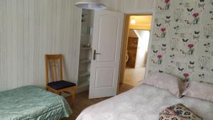 1 dormitorio con 1 cama y 1 silla en una habitación en SOL'ANGE Maison d'Hotes, en Clamart