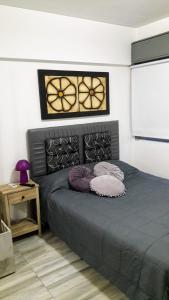 Een bed of bedden in een kamer bij Apartamento Syrah -Céntrico-