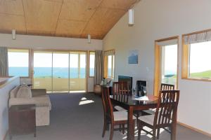 TV a/nebo společenská místnost v ubytování Chalets at Okurukuru