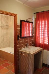 A bathroom at El Rincón Del Juez