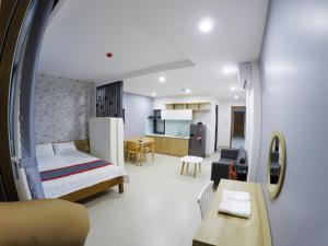 Giường trong phòng chung tại Hà Linh Apartment