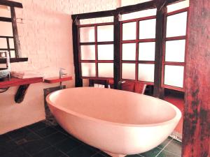 A bathroom at Mishe B&B也可包棟民宿