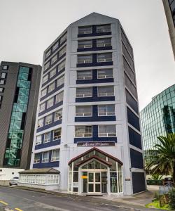 un edificio alto al lado de una calle en Ascotia Off Queen, en Auckland