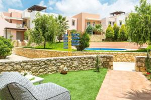 een villa met een tuin en een zwembad bij Chris House in Loutra