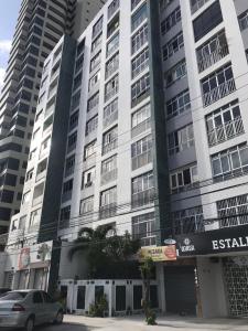 un grand bâtiment avec une voiture garée devant lui dans l'établissement Apartamento Fortaleza - Beira Mar - Mucuripe, à Fortaleza