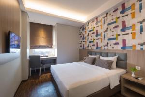 Tempat tidur dalam kamar di Hotel 88 ITC Fatmawati Jakarta By WH