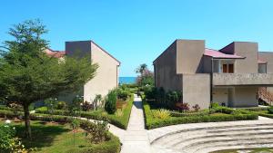 Luwansa Beach Hotelにある庭