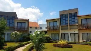 una fila de edificios de apartamentos con patio en Luwansa Beach Hotel, en Labuan Bajo