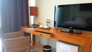 Luwansa Beach Hotelにあるテレビまたはエンターテインメントセンター