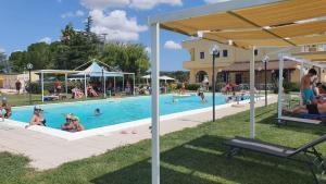 un gruppo di persone in una piscina di un resort di Agriturismo l' Annunziata a Lizzano