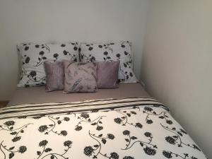 Een bed of bedden in een kamer bij Apartments U Flóry