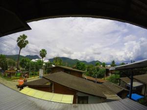 uitzicht op een stad met gebouwen en bergen bij Payi Resort in Pai