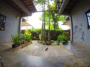 een patio met een bos planten in een gebouw bij Payi Resort in Pai