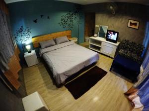 Payi Resort في باي: غرفة نوم فيها سرير وتلفزيون