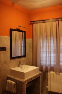 A bathroom at El Rincón Del Juez