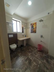 A bathroom at Hotel Shanti Inn