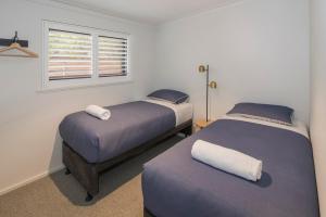 1 Schlafzimmer mit 2 Betten und einem Fenster in der Unterkunft FortyTwo Mini in Gracetown