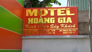 Long KhanhにあるMotel Hoang Giaの壁掛けの看板