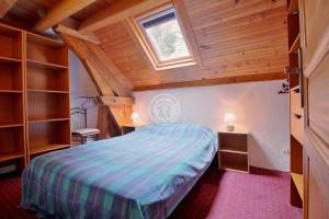 um quarto com uma cama e um tecto em madeira em LA FARIO 2 em Gavarnie