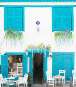 un bâtiment avec des portes bleues, des tables et des chaises dans l'établissement Hot Budget Ortakoy, à Istanbul