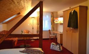 Zimmer mit einem Bett, einem Schreibtisch und einer Küche in der Unterkunft Hotel-Pension Vier Jahreszeiten in Bad Elster