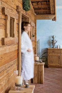Eine Frau in einem weißen Kleid steht in einem Zimmer in der Unterkunft Landhotel Untermüllnergut in Dorfgastein