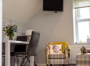 A seating area at Mc Callstown House Apartment