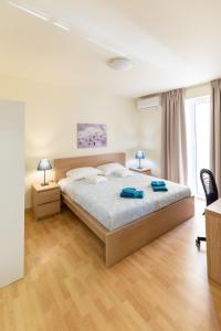 ein Schlafzimmer mit einem Bett mit zwei blauen Handtüchern darauf in der Unterkunft Athens Kyniska Urban Apartment in Athen