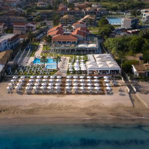 una vista aerea di un resort sulla spiaggia di Acharavi Beach Hotel ad Acharavi