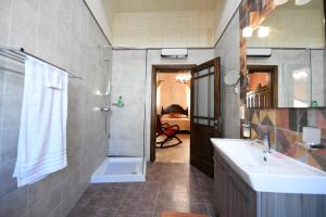 un bagno con lavandino, doccia e vasca di Ir- Razzett t'Indri a Qala