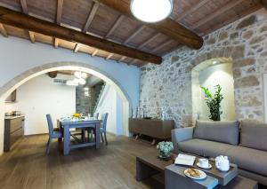 Khu vực ghế ngồi tại Kamartsos Villa 2