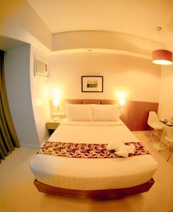 Postel nebo postele na pokoji v ubytování Zerenity Hotel & Suites