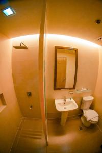 Koupelna v ubytování Zerenity Hotel & Suites