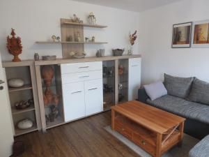 uma sala de estar com um sofá e uma mesa em Biggi em Trittenheim