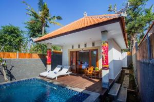 une villa avec une piscine et une maison dans l'établissement Ambengan Private Villas, à Nusa Penida