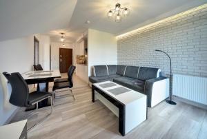 - un salon avec un canapé et une table dans l'établissement Apartamenty Sun Seasons 24 - Triventi, à Karpacz