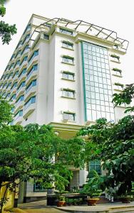 un edificio blanco alto con muchas ventanas en Sunway Hotel Hanoi en Hanói
