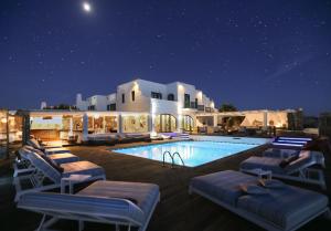 A piscina localizada em Tharroe of Mykonos Boutique Hotel ou nos arredores