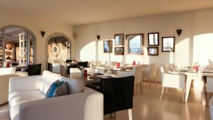 Uma área de estar em Tharroe of Mykonos Boutique Hotel