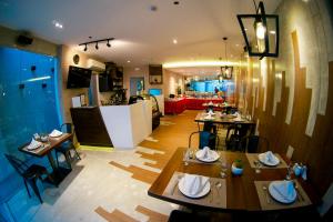 TV a/nebo společenská místnost v ubytování Zerenity Hotel & Suites