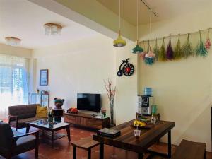 salon ze stołem i telewizorem w obiekcie Kivala Home w mieście Shoufeng