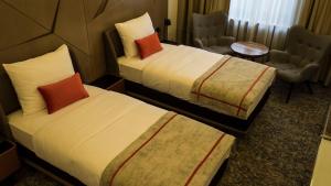 Letto o letti in una camera di Hotel Austria & Bosna